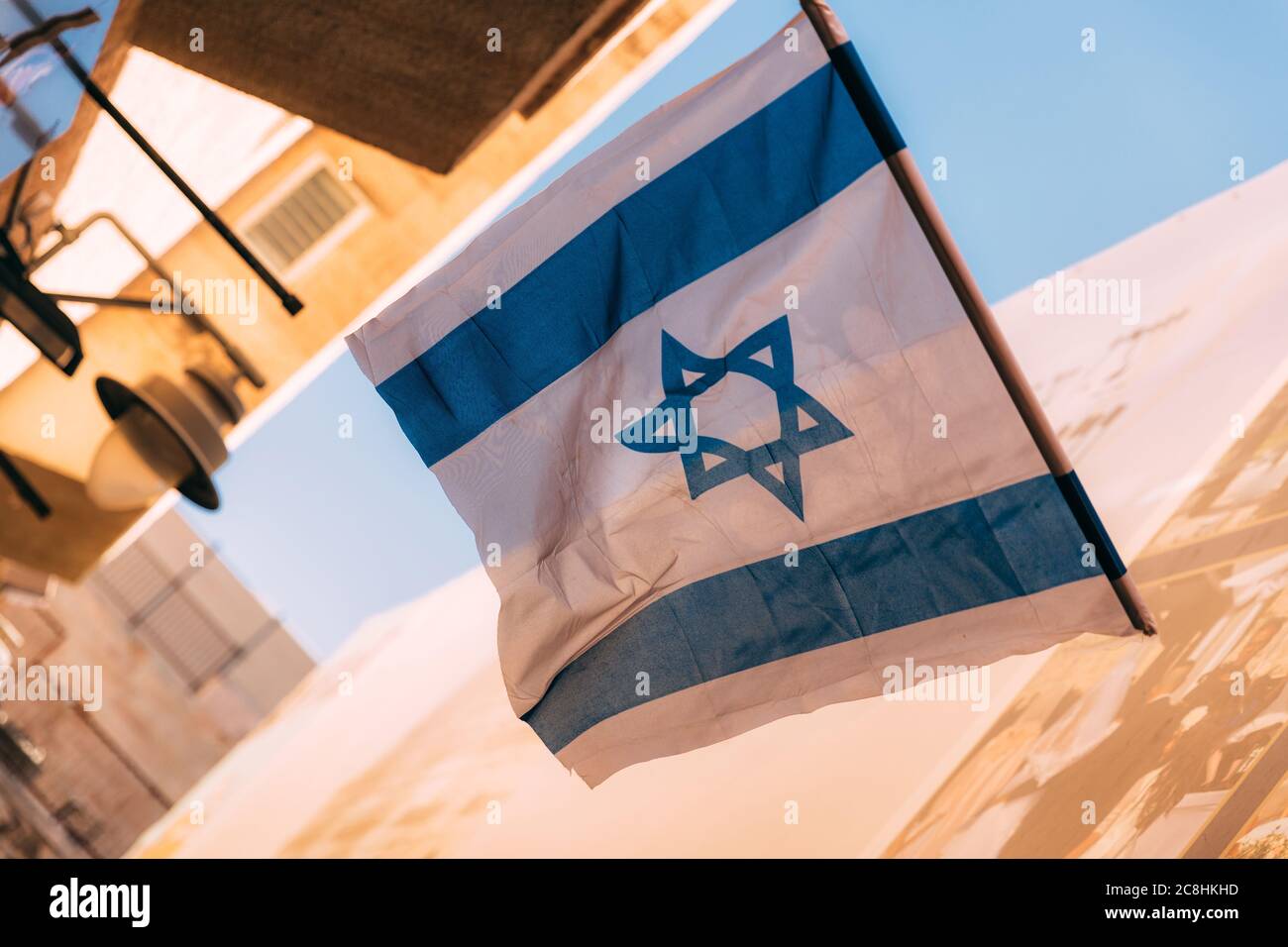 Orizzonte disseminato di bandiera israeliana che si sviluppa nelle strade di Gerusalemme. Bandiera blu e bianca di Israele. Giorno di Gerusalemme, giorno dell'indipendenza. Bandiera con blu Foto Stock