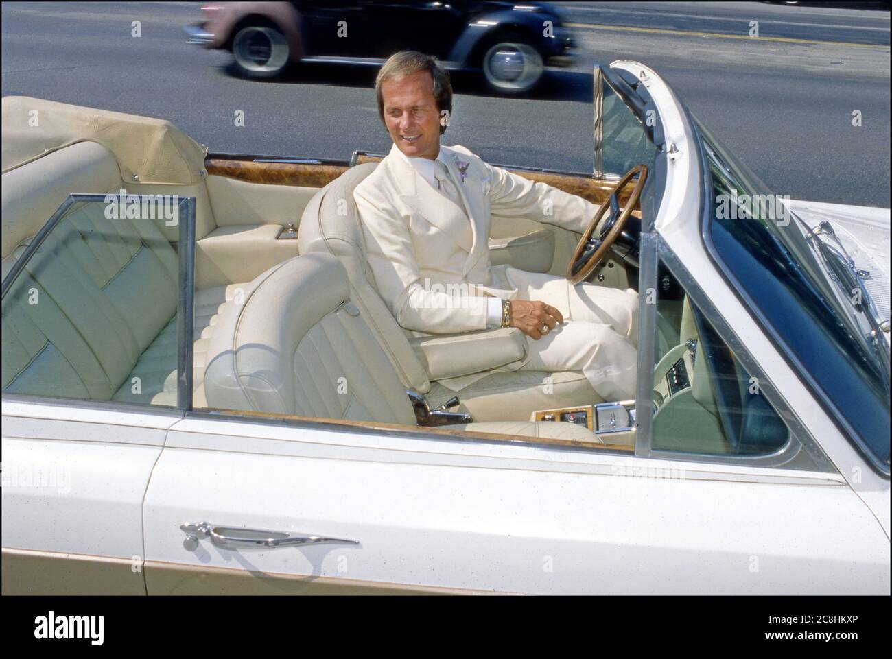 Pat Boone in Rolls Royce convertibile bianco al matrimonio di questa figlia a Beverly Hills, CA Foto Stock