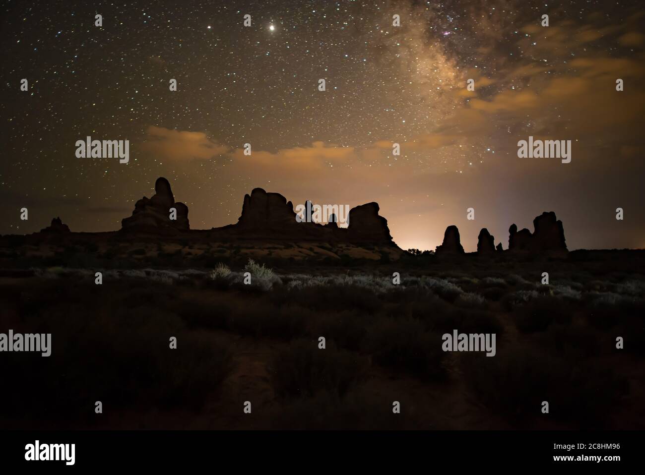 Cieli stellati nel Parco Nazionale di Arches, Utah, USA. La riduzione dell'inquinamento luminoso è un obiettivo primario del sistema del parco nazionale. Cieli scuri sono necessari. Foto Stock