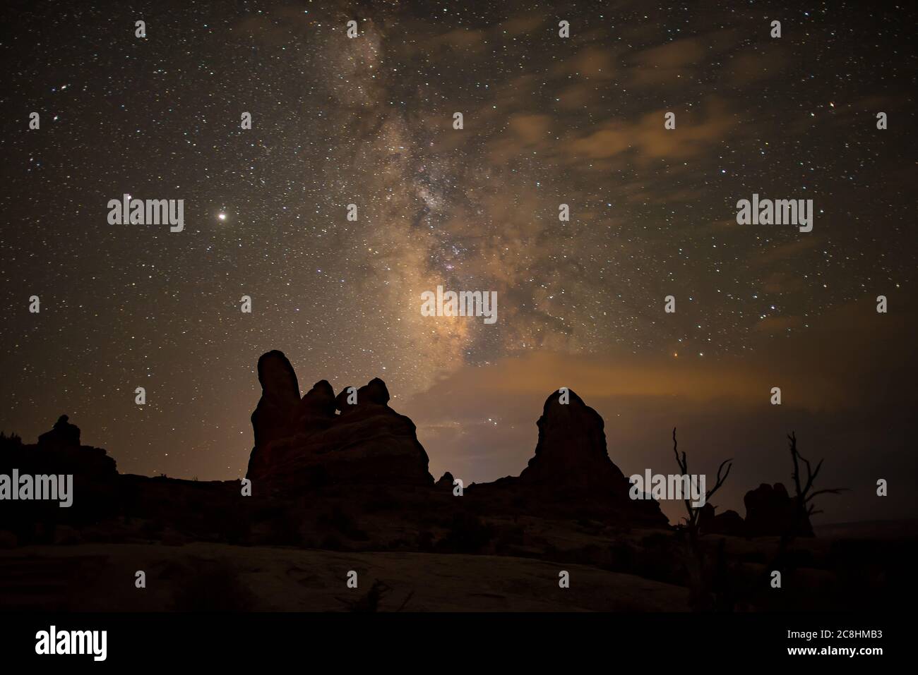 Neoswise Comet Over Arches National Park, Utah, USA. Questa cometa non apparirà ancora per altri 6800 anni! Foto Stock