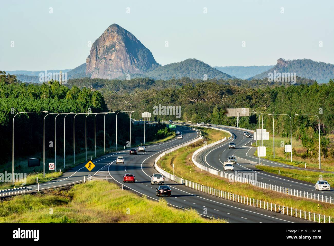 La Bruce Highway, guardando a sud oltre il Monte Tibrogargan nelle Glasshouse Mountains, Queensland, Australia. Foto Stock