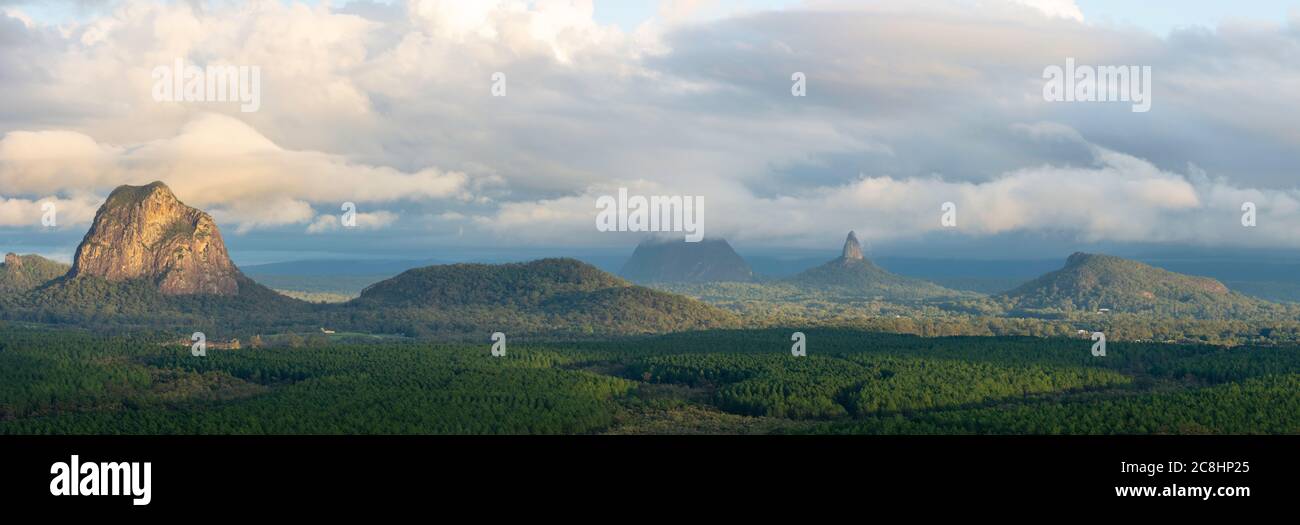 Panorama delle Glasshouse Mountains, Sunshine Coast, Queensland, Australia, da Wild Horse Mountain Foto Stock