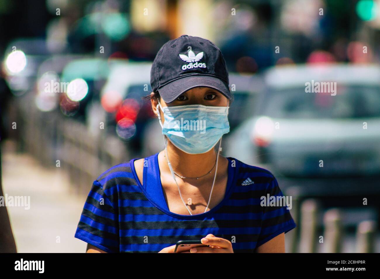 Lisbona Portogallo 24 luglio 2020 Vista di pedoni non identificati con un volto per proteggere il sé dal coronavirus che cammina nelle strade storiche Foto Stock