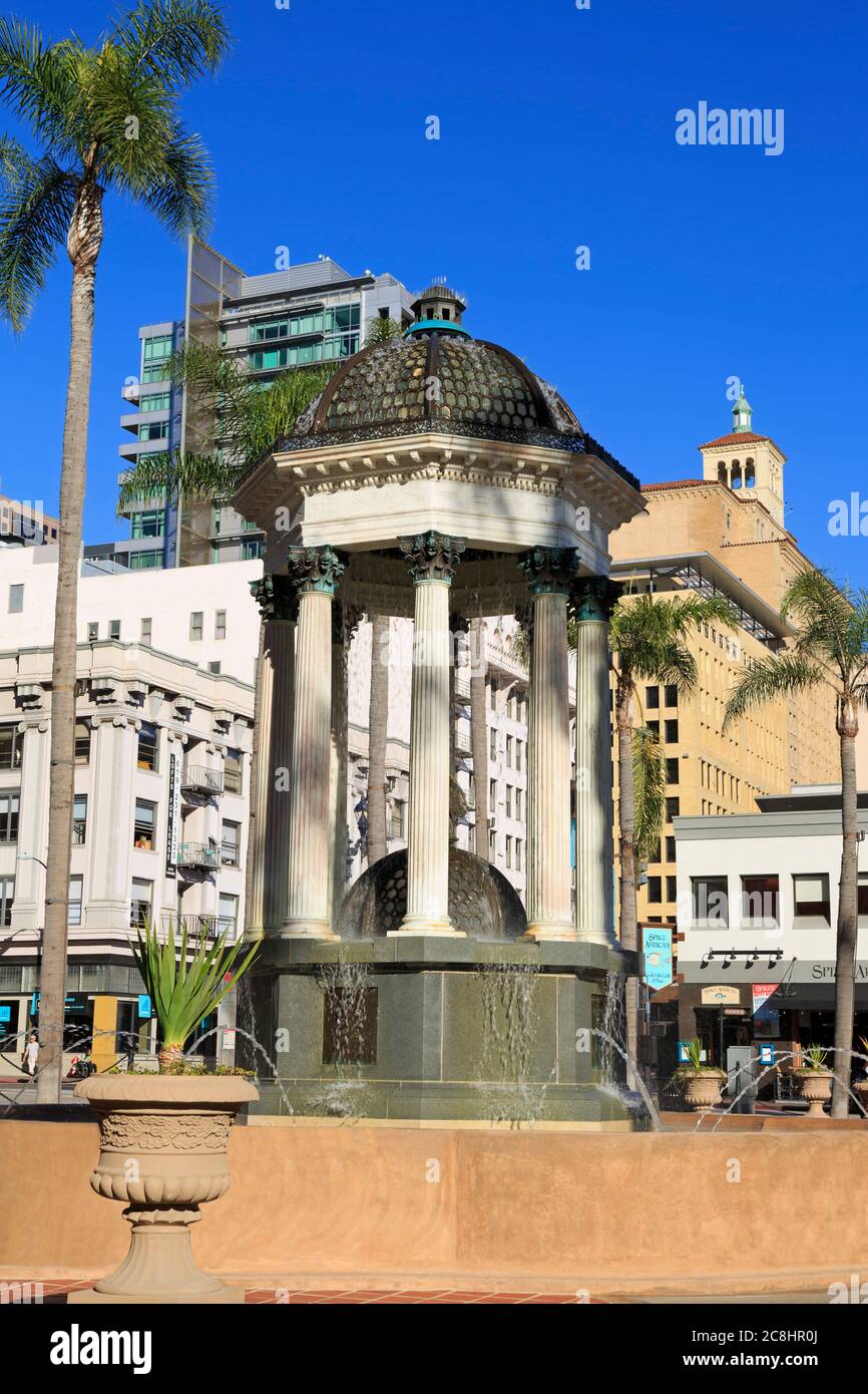 Fontana di Broadway, Horton Plaza Park, Gaslamp Quarter, San Diego, California, Stati Uniti d'America Foto Stock