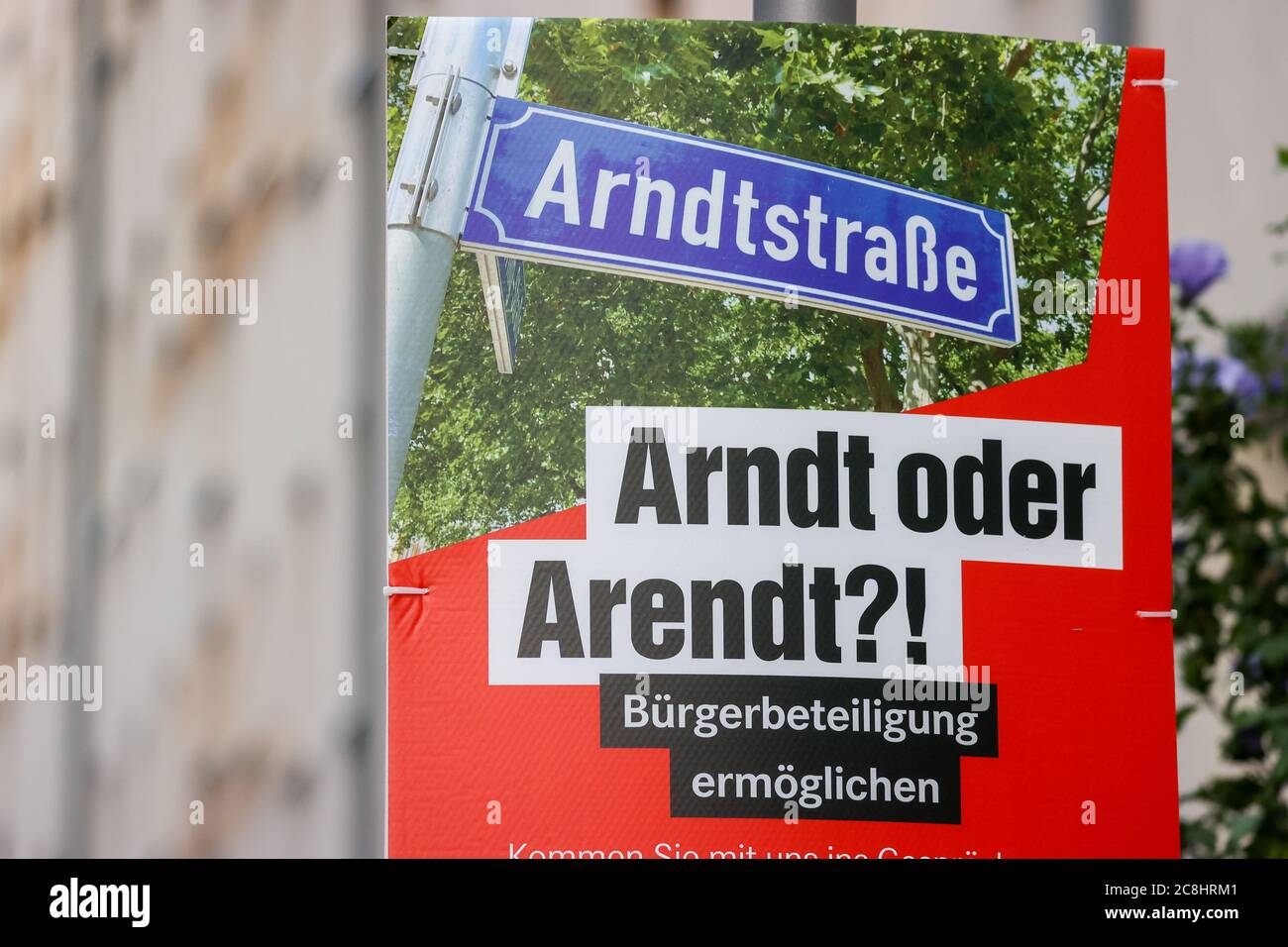 Lipsia, Germania. 24 luglio 2020. Un poster promuove la partecipazione dei cittadini alla manifestazione che Arndtstraße è ribattezzata Hanna-Arendt-Straße. Il dibattito contro il razzismo ha innescato solo in alcuni casi dibattiti sui nomi delle strade e sui monumenti in Sassonia. Soprattutto a Lipsia si è verificato un contenzioso sui nomi delle strade. Altrimenti la ridenominazione di strade e piazze è piuttosto rara. Credit: Jan Woitas/dpa-Zentralbild/dpa/Alamy Live News Foto Stock