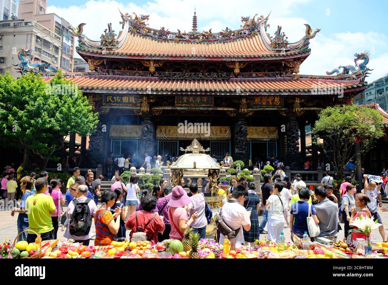 Taipei Taiwan - Tempio di Lungshan occupati visitatori e offerte di altare Foto Stock