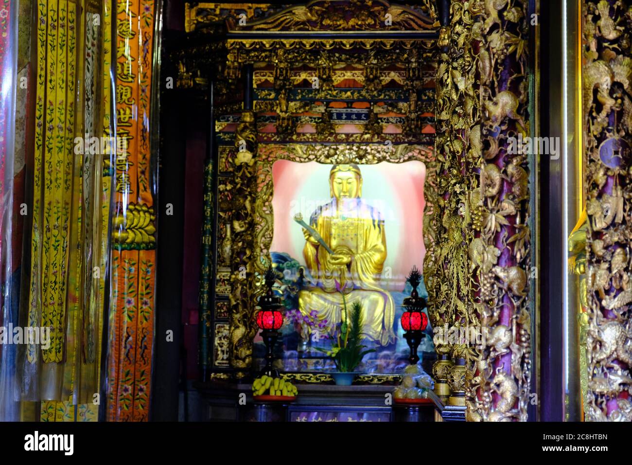Taipei Taiwan - Tempio di Lungshan, la sala principale del tempio Foto Stock