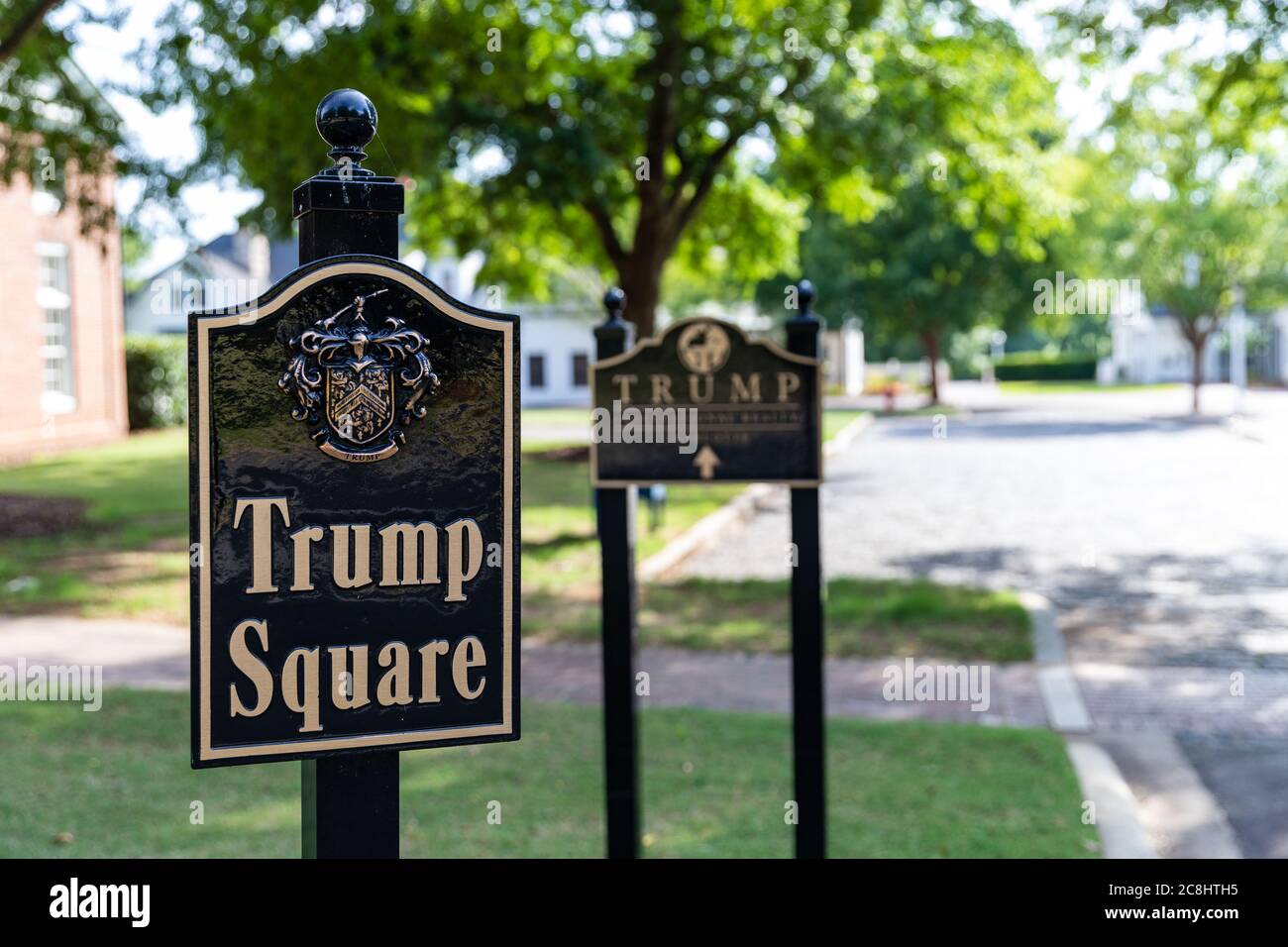 Mooresville, North Carolina, USA: Cartello per Trump Square al Trump National Golf Club Charlotte Foto Stock