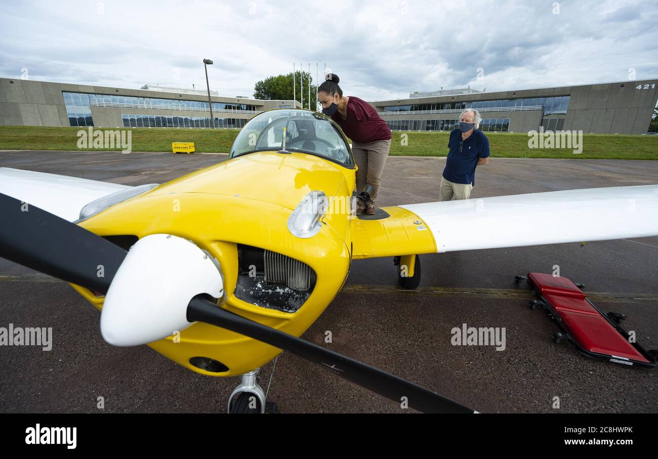 Frederick, Stati Uniti. 24 luglio 2020. Pilota e speaker motivazionale Jessica Cox, nato senza armi e che usa i piedi e i piedi al posto delle mani, prefigura un aereo Ercoupé a due posti con il compagno pilota ed ex Sen. Tom Harkin, D-Iowa, Che promosse l'American with Disabilities Act mentre era in carica, per celebrare il trentesimo anniversario della misura, a Frederick, Maryland, Venerdì, 24 luglio 2020. Foto di David Tulis/UPI. Credit: UPI/Alamy Live News Foto Stock