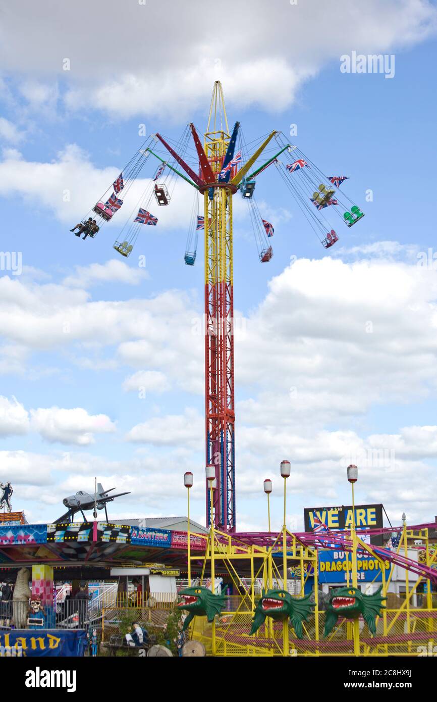 Parco divertimenti, giostre, montagne russe, cavalcate bianche, giostre, fiera del divertimento, mare, amanti del brivido, giornate all'aperto, giornate in famiglia Foto Stock