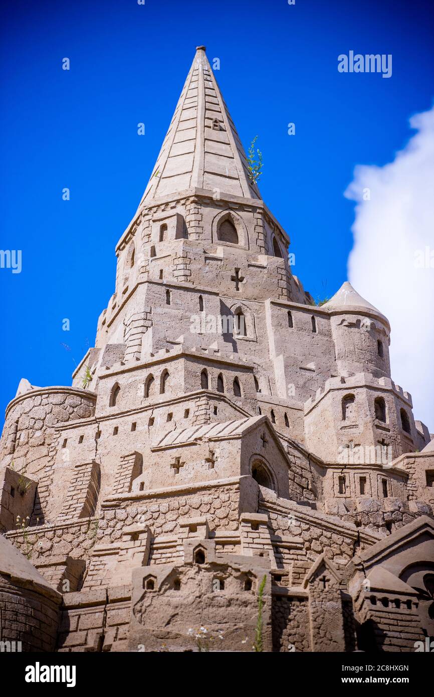 Binz, Germania. 16 luglio 2020. Il castello di sabbia più alto del mondo si trova al Sand Sculpture Festival sull'isola del Mar Baltico di Rügen. Con 17.66 metri, la scultura di sabbia stabilisce un nuovo record mondiale. La costruzione creativa di castelli di sabbia sulle spiagge della costa settentrionale e del Mar Baltico ha una lunga tradizione. Negli ultimi anni si sono aggiunte anche serie ambizioni artistiche, come dimostrano i festival di sculture di sabbia di tutto il mondo. Credit: Jens Büttner/dpa-Zentralbild/dpa/Alamy Live News Foto Stock