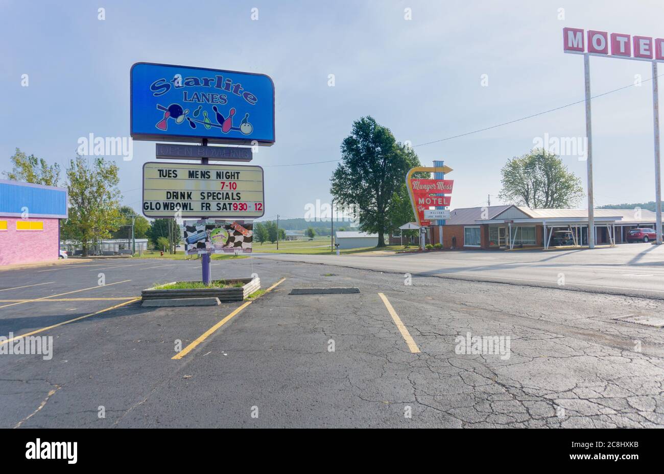Libano Missouri USA - 6 settembre 2015; cartelli retrò per bowling e motel lungo la strada sulla Route 66, MO USA Foto Stock