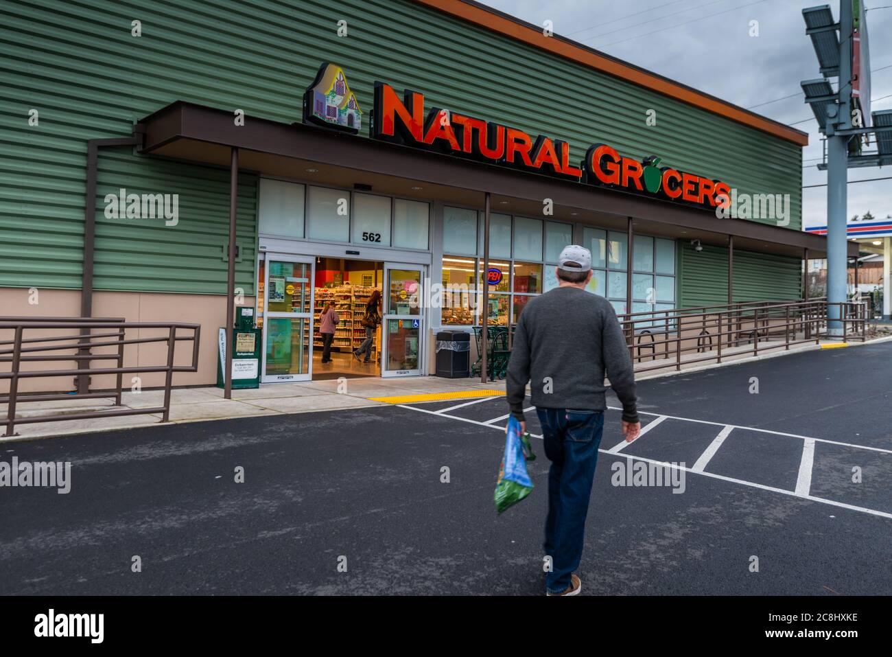 Il cliente si dirige verso il negozio di prodotti alimentari naturali Foto Stock