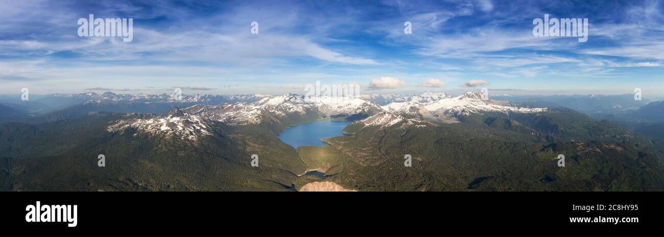 Veduta aerea panoramica di Garibaldi circondata dal bellissimo paesaggio montano canadese Foto Stock