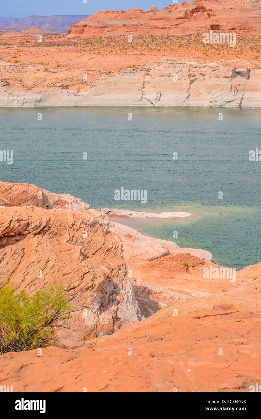 Il fiume Colorado attraversa l'area ricreativa nazionale di Glen Canyon a Page, nella contea di Coconino, Arizona Foto Stock