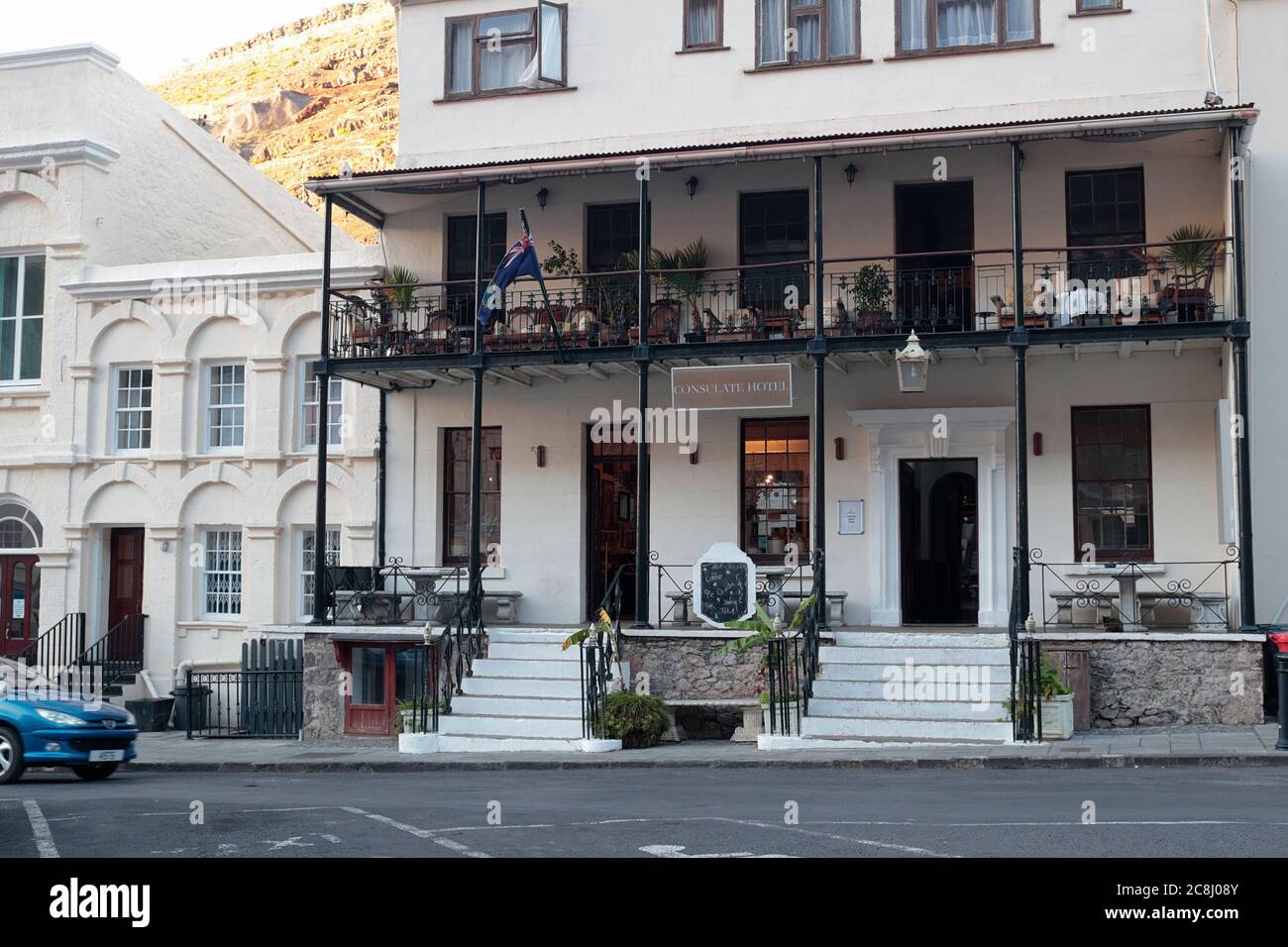 Jamestown, St Helena, vista sulla strada, Consolate Hotel con balcone in ghisa, 20 aprile 2018 Foto Stock