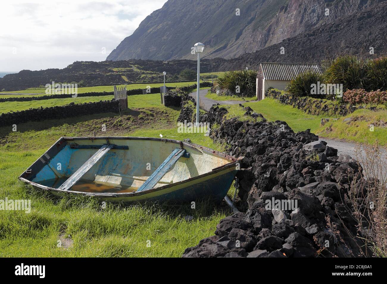 Edimburgo dei sette mari, muraglia a secco e barca, isola Tristan da Cunha, Sud Atlantico, 12 aprile 2018 Foto Stock