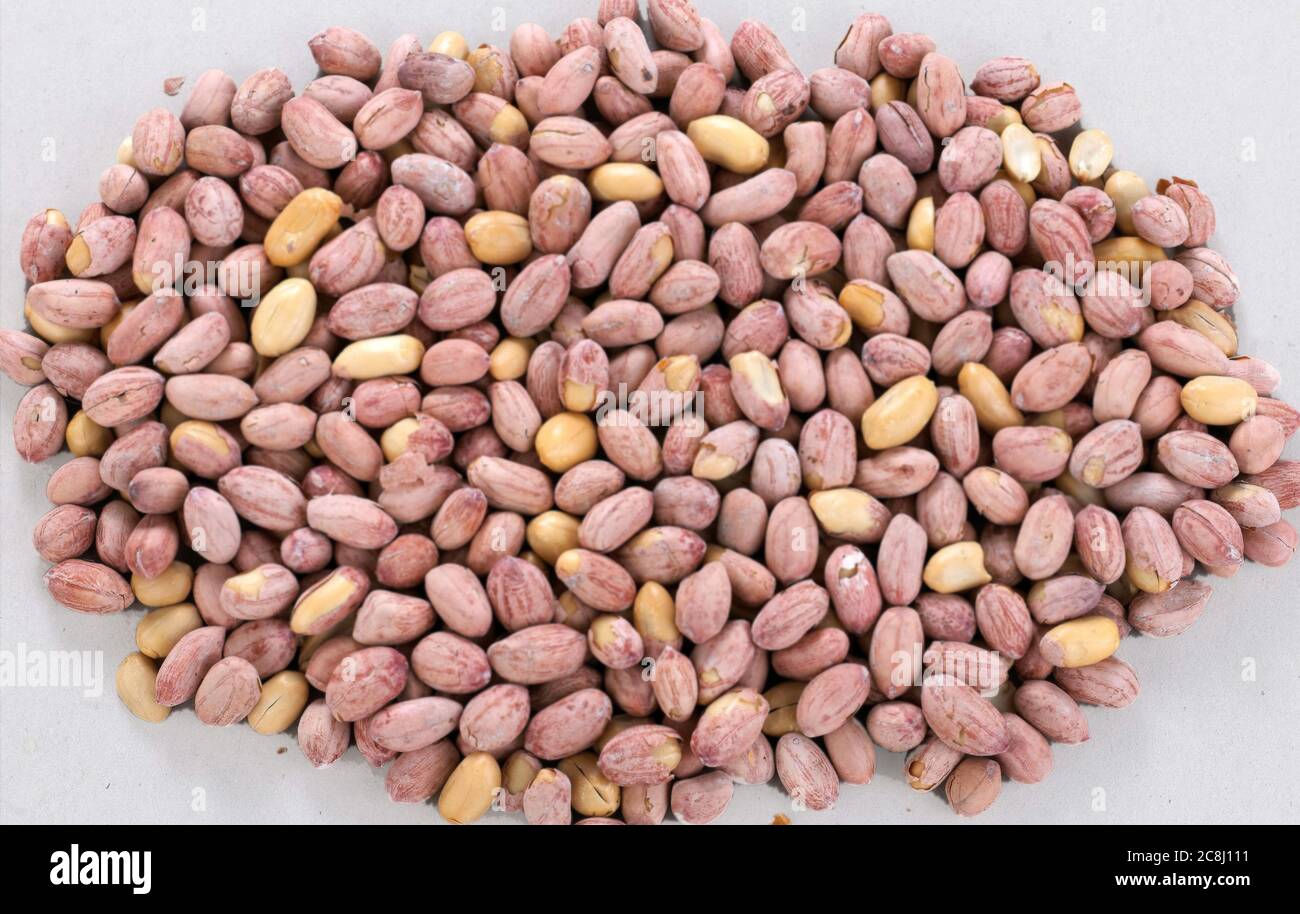 Closeup immagine piatta di arachidi salate, arrosto (Shing, cantare) come sfondo alimentare, isolato su una vista dall'alto. - immagine Foto Stock