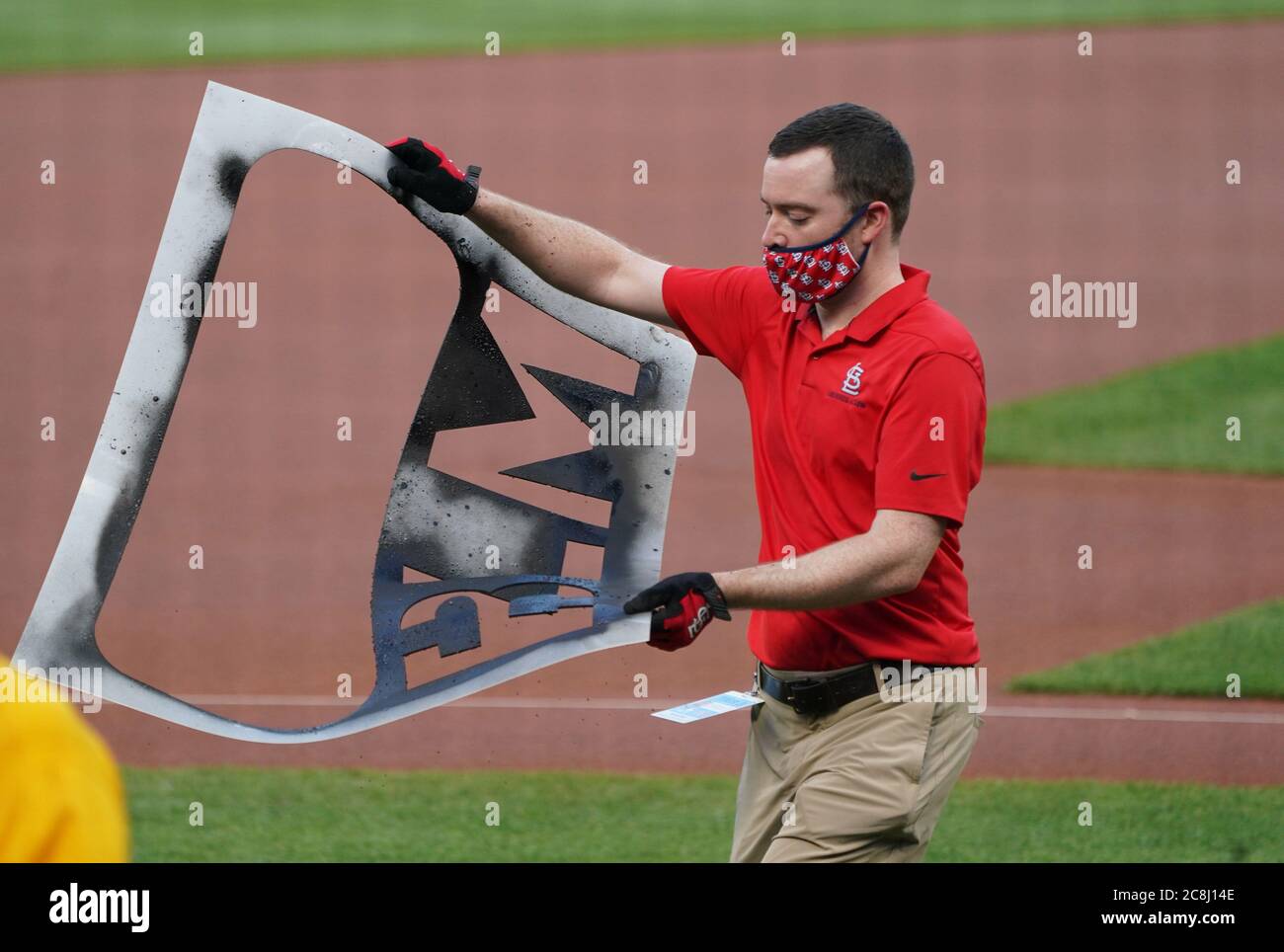 St. Louis, Stati Uniti. 24 luglio 2020. Un custode di un campo dello stadio Busch rimuove una matita nera delle vite dal tumulo di caraffe prima del Pittsburgh Pirates-St. Louis Cardinals, partita di baseball allo stadio Busch di St. Louis venerdì 24 luglio 2020. Photo by Bill Greenblatt/UPI Credit: UPI/Alamy Live News Foto Stock
