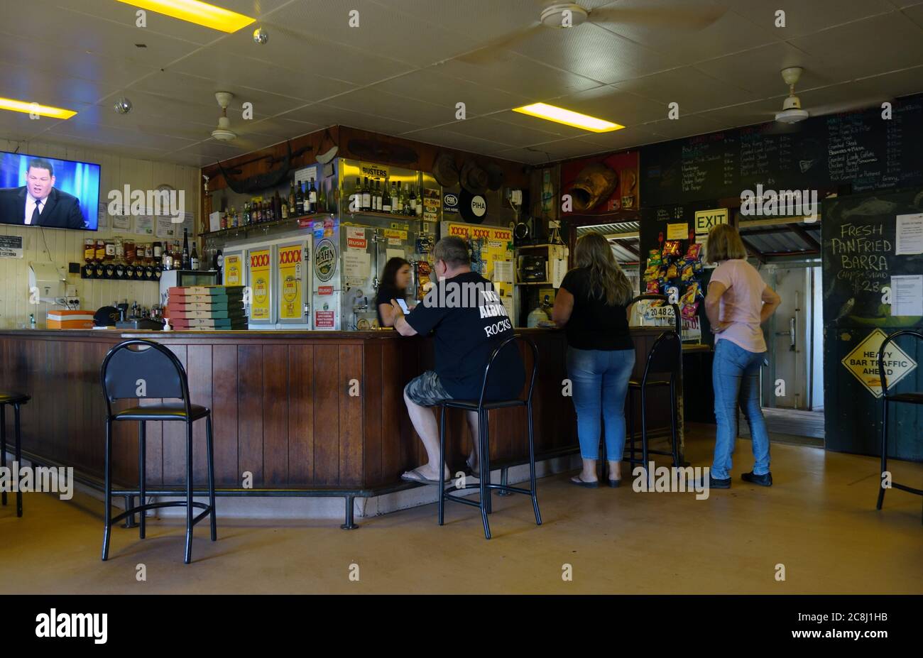 Clienti dell'Albion Hotel, Normanton, Queensland, Australia. No PR o MR Foto Stock
