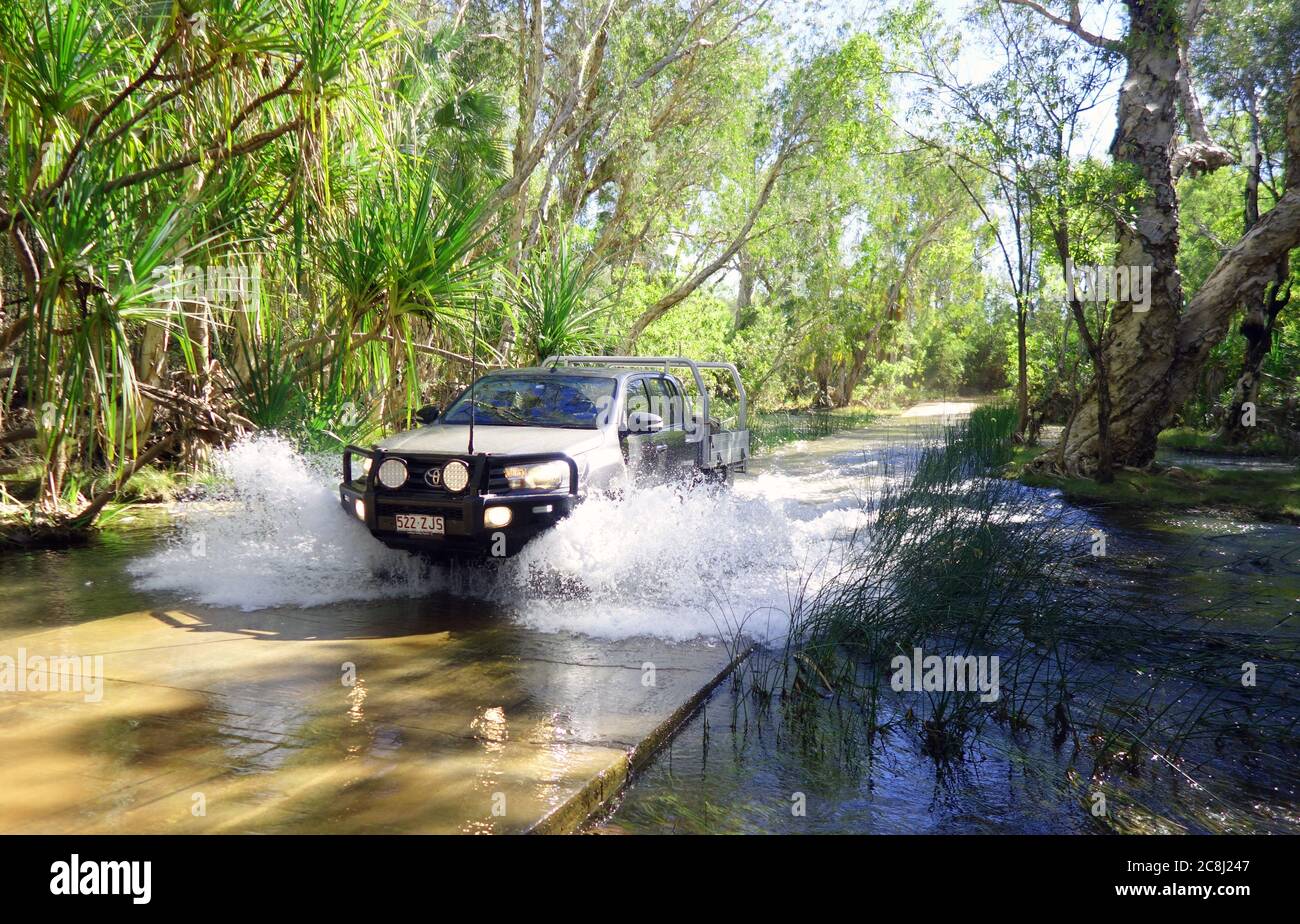 Veicolo che attraversa la strada rialzata a Gregory River, vicino a Riversleigh nell'Outback Queensland, Australia. No PR Foto Stock