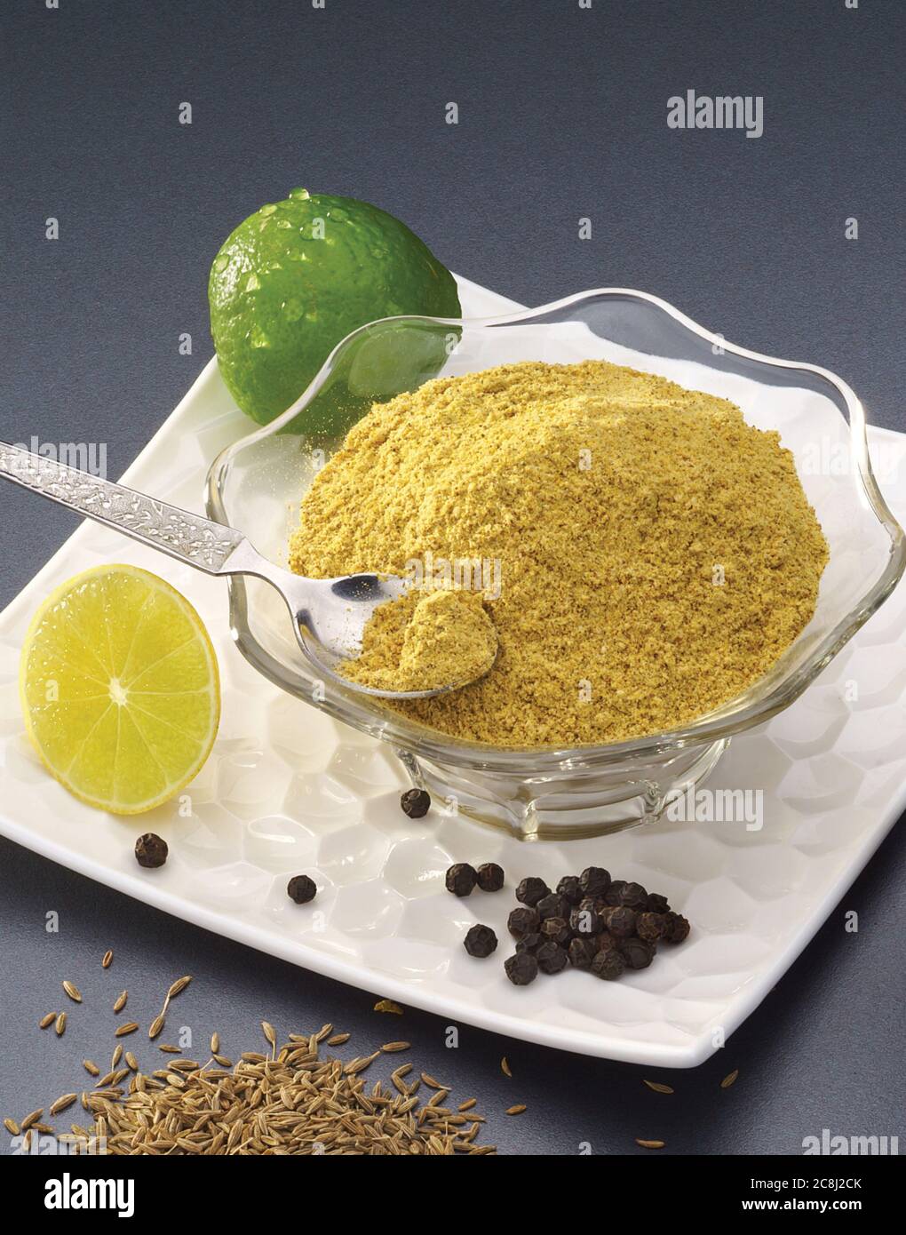 La bevanda estiva indiana Jaljeera o Jal-Jeera è una bevanda indiana preparata con polvere di cumino in acqua e servita fredda con fetta di limone - immagine Foto Stock