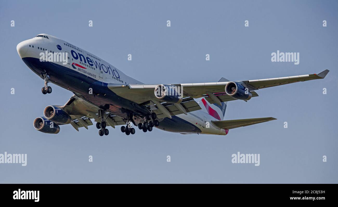 British Airways Boeing 747 Jumbo Jet G-CIVP sull'avvicinamento finale all'aeroporto londinese di Heathrow LHR Foto Stock