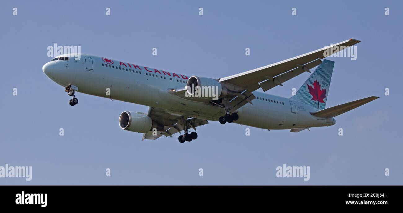 Air Canada Boeing 767 C-FPCA sull'approccio finale all'aeroporto di Londra-Heathrow LHR Foto Stock