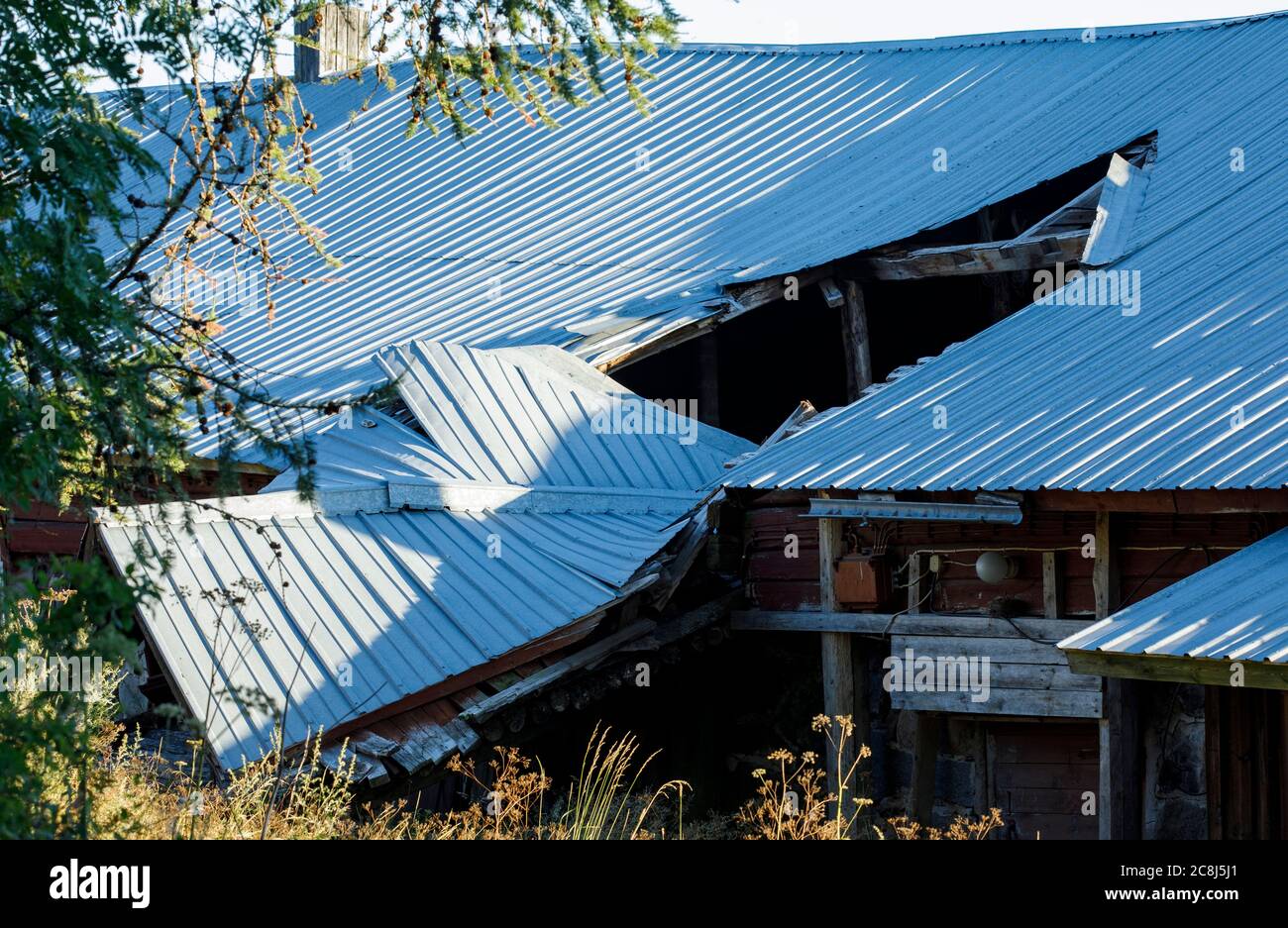 Crollato vecchio tetto di stagno , Finlandia Foto Stock