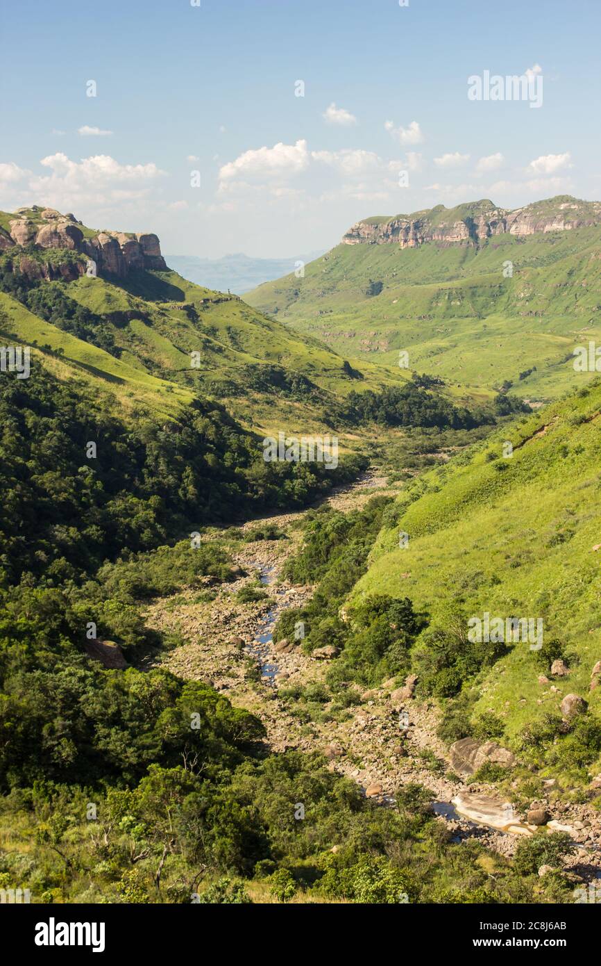 Il flusso superiore del fiume Tugela, visto da uno dei sentieri di montagna circostanti, che si snodano attraverso il Monte Drakensberg, in Sud Africa Foto Stock