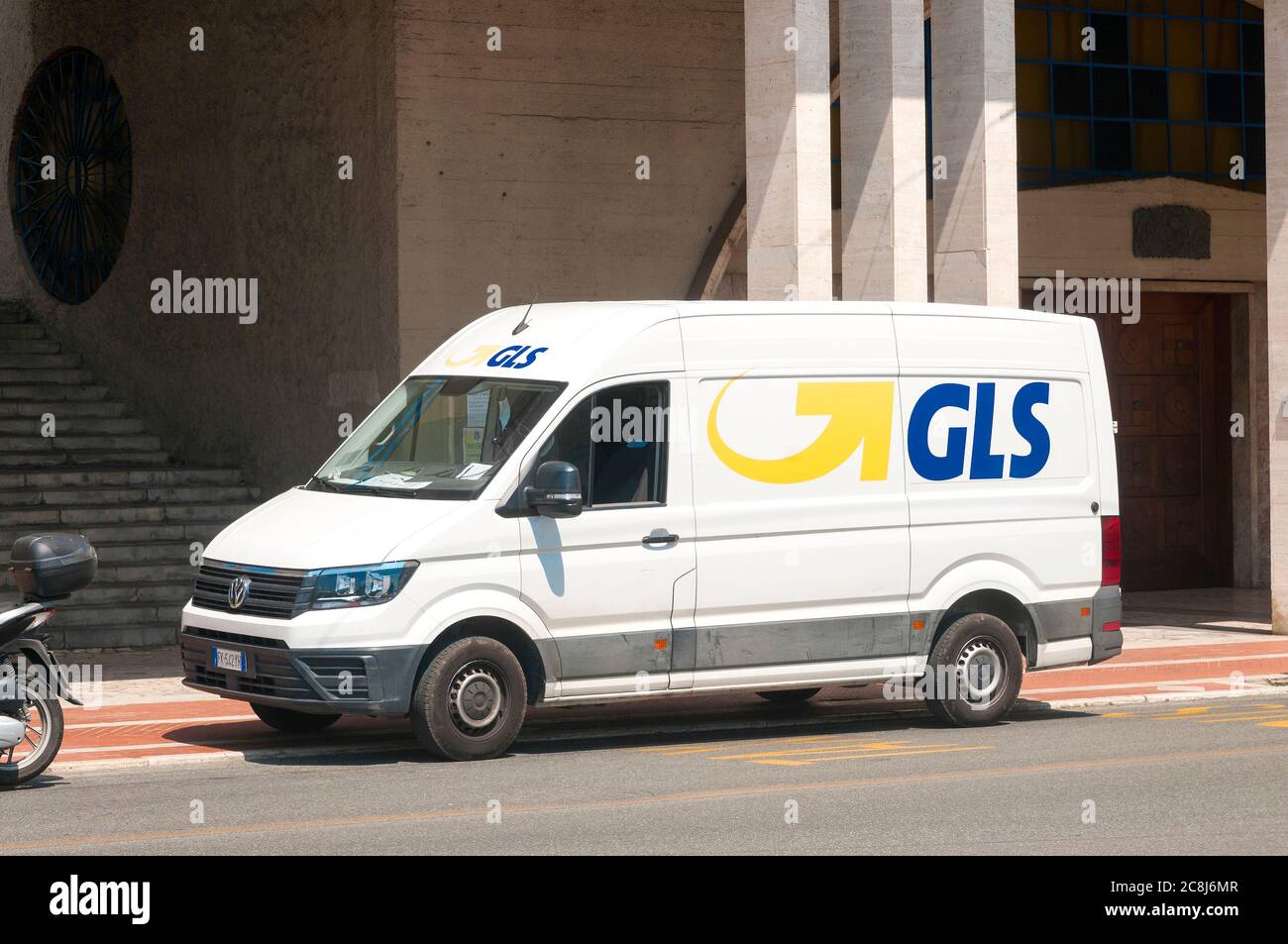 La Spezia, Italia - 23 luglio 2020 - UN corriere espresso GLS (General Logistics Systems) parcheggiato in città durante una consegna Foto Stock