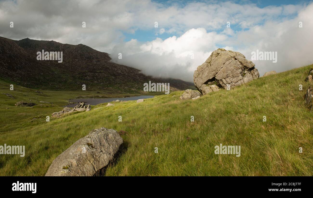 Cloudy Snowdonia Mountains, Galles, Regno Unito Foto Stock