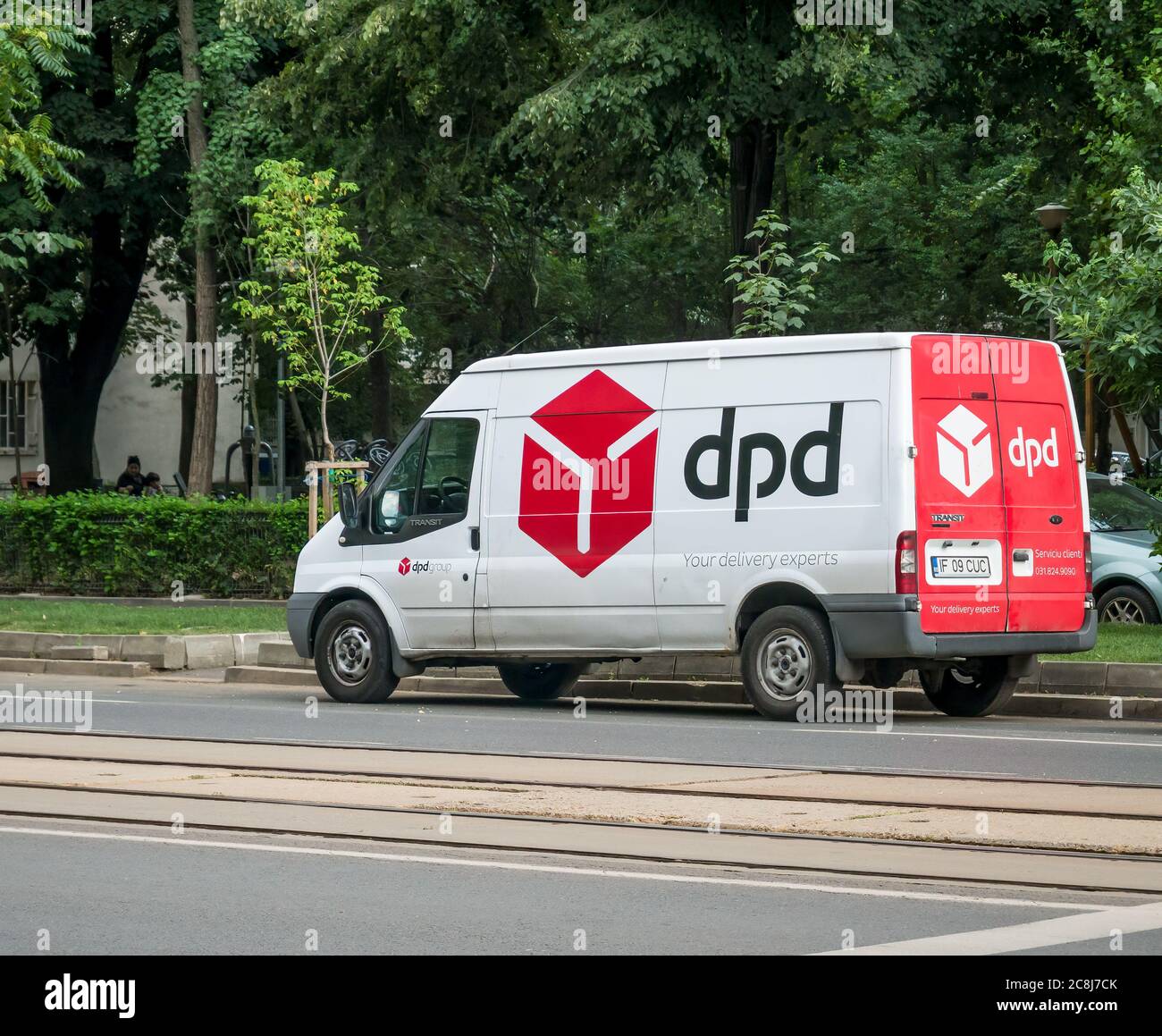 Bucarest/Romania - 07.15.2020: Parcheggiato il veicolo di consegna del pulmino DPD per le strade di Bucarest. Foto Stock