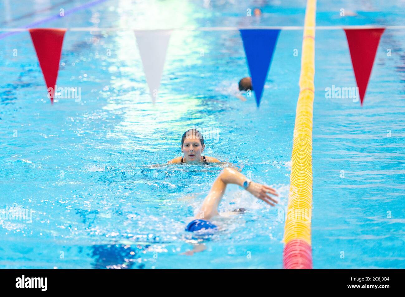 I nuotatori al London Aquatic Center, presso il Queen Elizabeth Olympic Park, Londra, che riapre come palestre al coperto, piscine e impianti sportivi possono riaprirsi come parte dell'ultimo allentamento delle misure di blocco del coronavirus in Inghilterra. Foto Stock