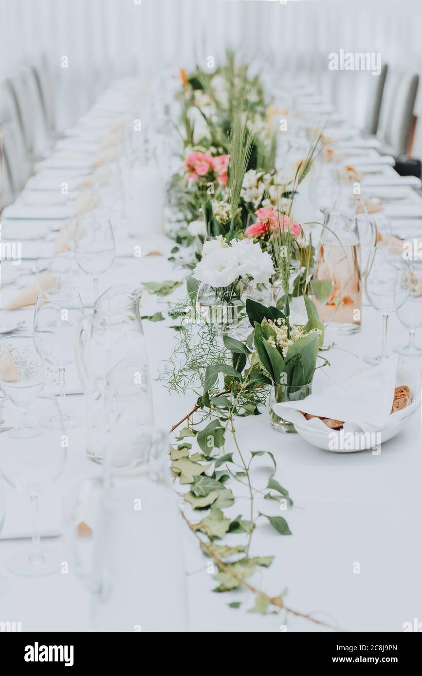 Il decor di nozze. Tavolo per un party o un ricevimento di nozze. Bellissimi fiori sul tavolo. Foto Stock