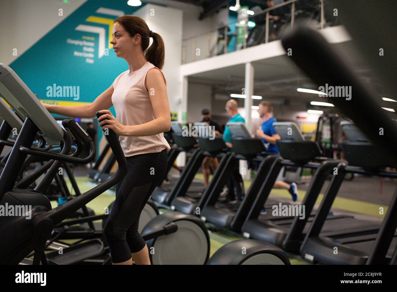 I membri della palestra si esercitano al PureGym nella Leamington Spa, che riapre con palestre, piscine e impianti sportivi al coperto, come parte del più recente allentamento delle misure di blocco del coronavirus in Inghilterra. Foto Stock