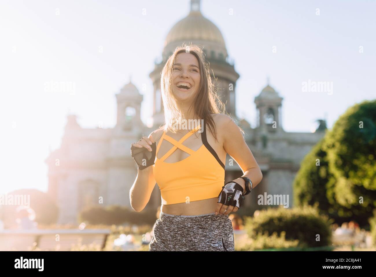 Sport ragazza sulla strada Foto Stock