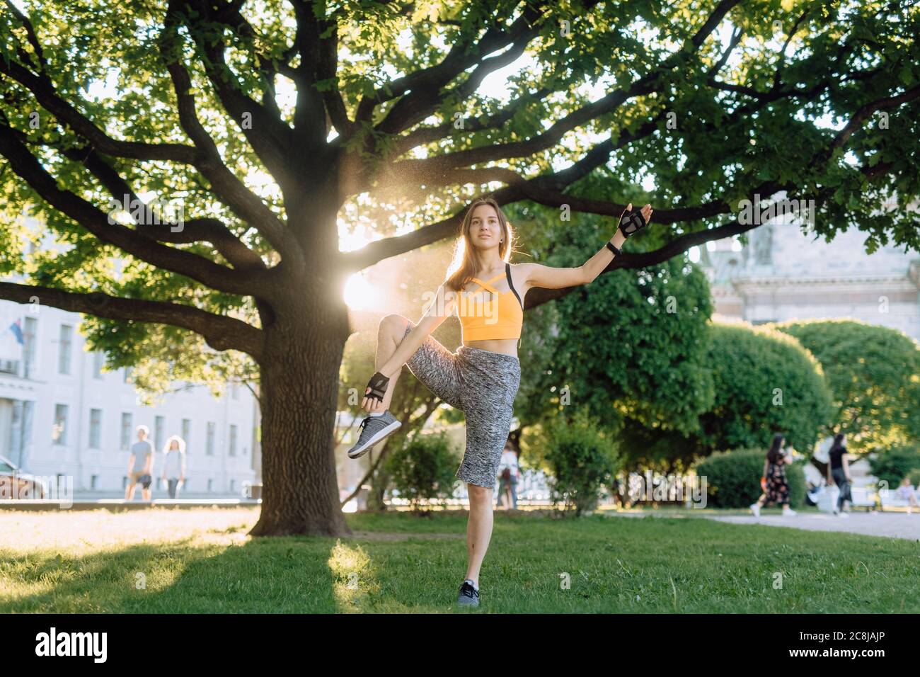 Sport ragazza sulla strada Foto Stock