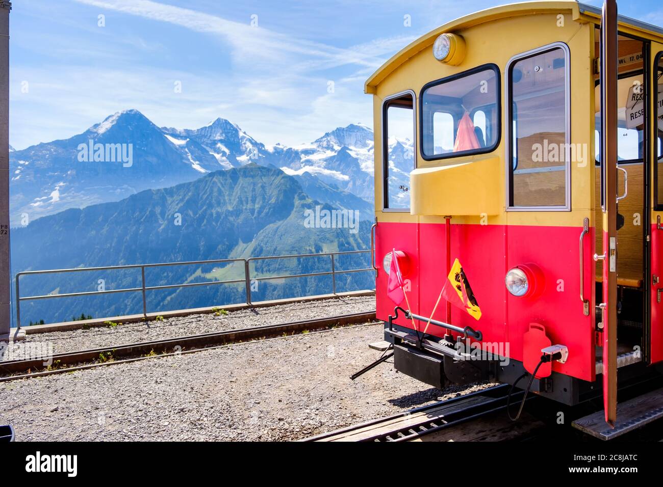 Schynige Platte, Oberland Bernese, Svizzera - 1 agosto 2019 : treno turistico in una giornata estiva luminosa a Schynige Platte con il famoso trio montano Eig Foto Stock