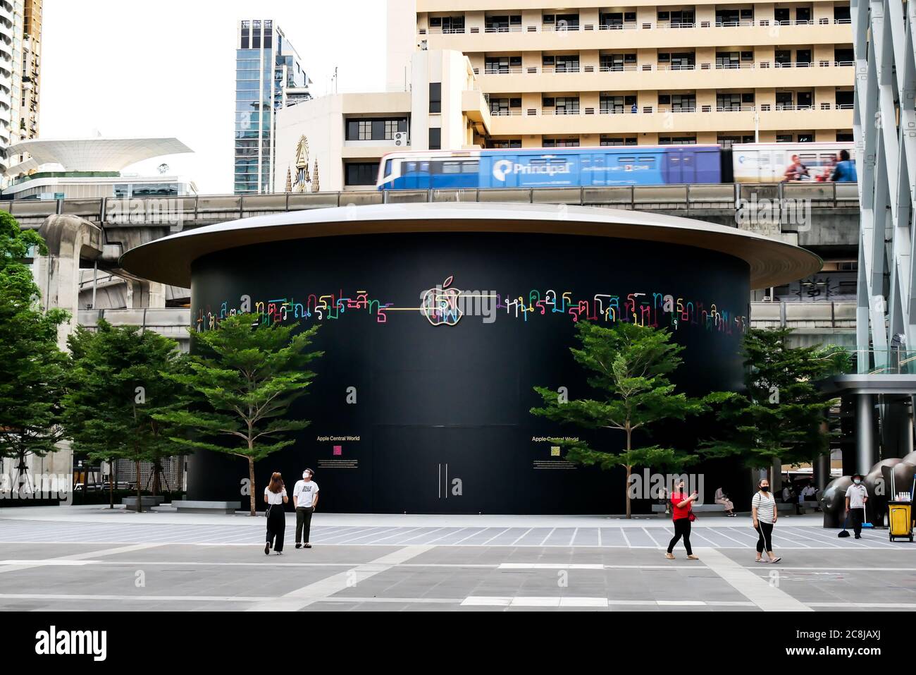 BANGKOK, THAILANDIA - 23 LUGLIO 2020: Il secondo Apple Store è in costruzione al CentralWorld, il più grande centro commerciale di Bangkok. Foto Stock