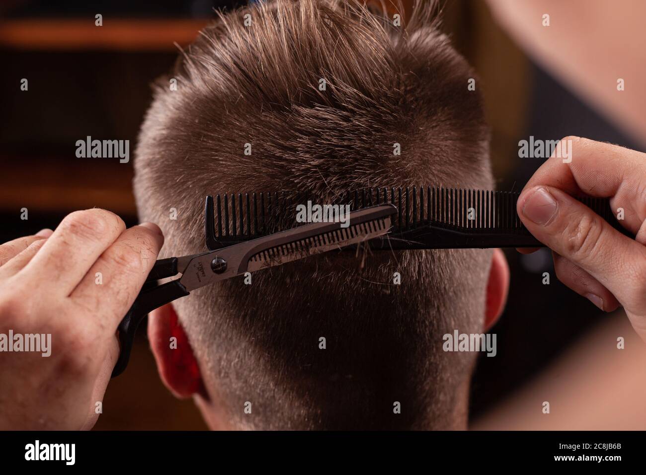 taglio dei capelli da uomo. taglio dei capelli con forbici da primo piano. utensili per capelli Foto Stock