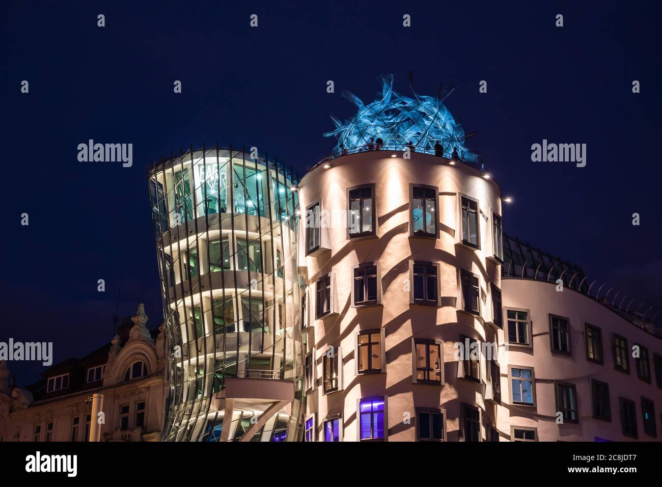 Praga, Repubblica Ceca - Luglio 10 2020: Dancing House Rooftop Terrace dettaglio illuminato di notte, chiamato Tancici Dum in ceco a Praga, progettato da V Foto Stock