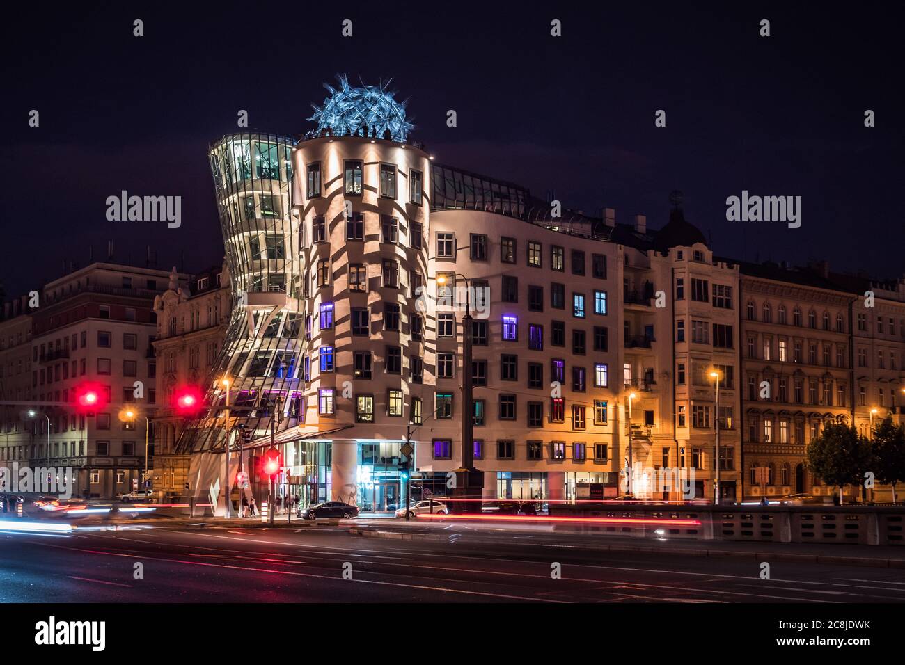 Praga, Repubblica Ceca - Luglio 10 2020: Dancing House di Notte, soprannominata Fred e Ginger, chiamata Tancici Dum in ceco a Praga, disegnata da Vlado MIL Foto Stock