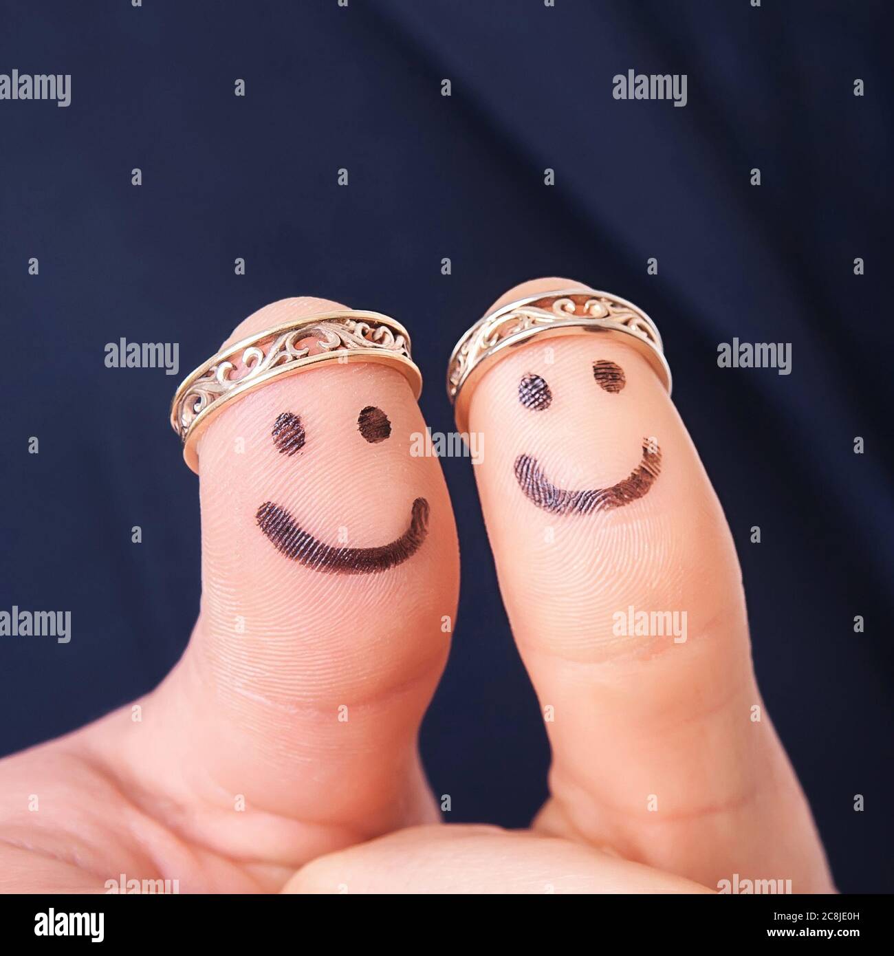 Dita inamorate con anelli di aggancio e sorriso Foto Stock