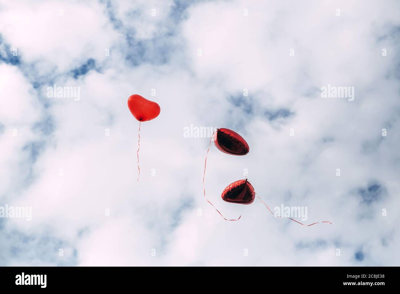 Palloncini a forma di cuore che volano nel cielo. Foto Stock