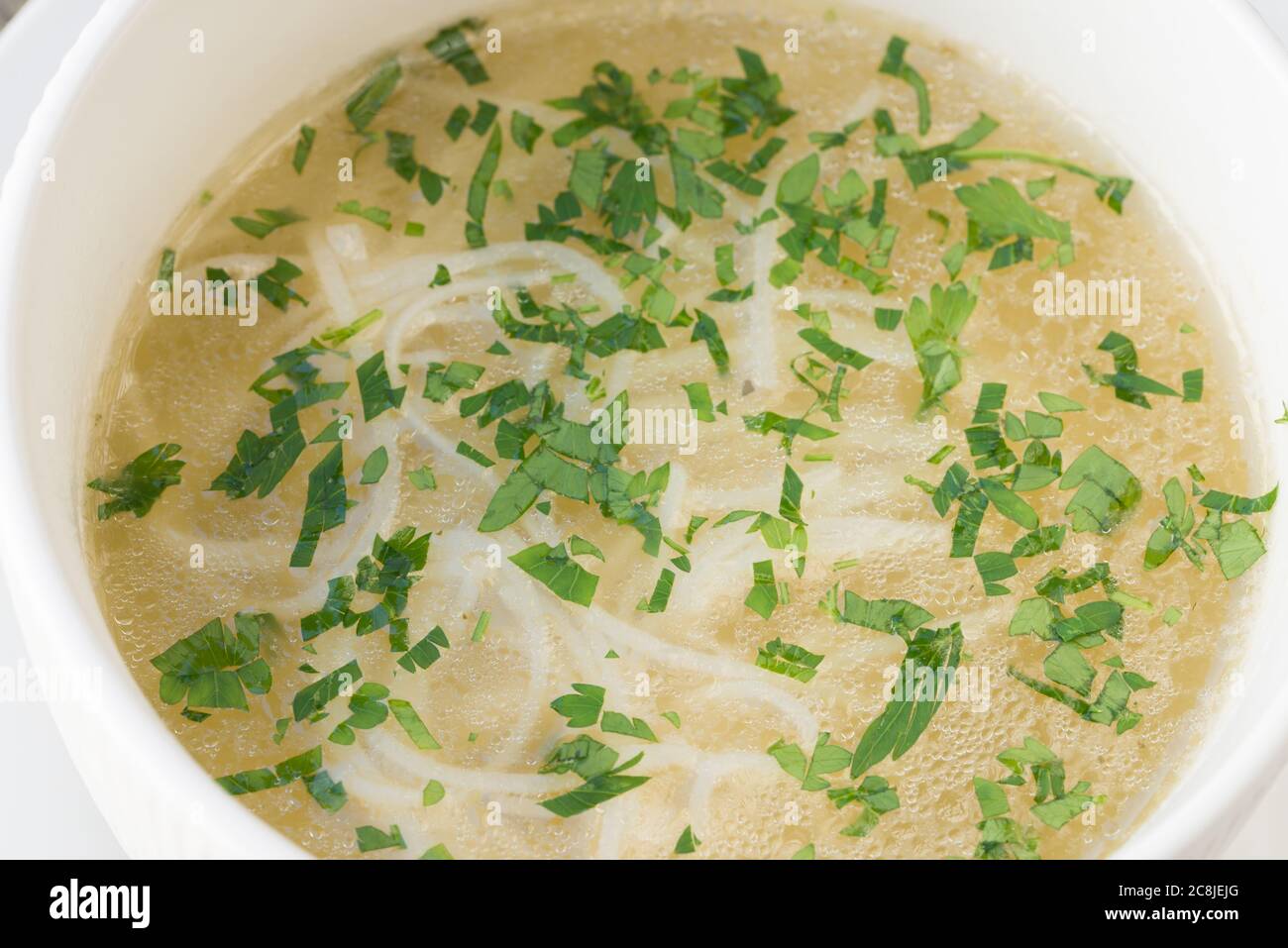 brodo vegetale con noodle e prezzemolo verde Foto Stock