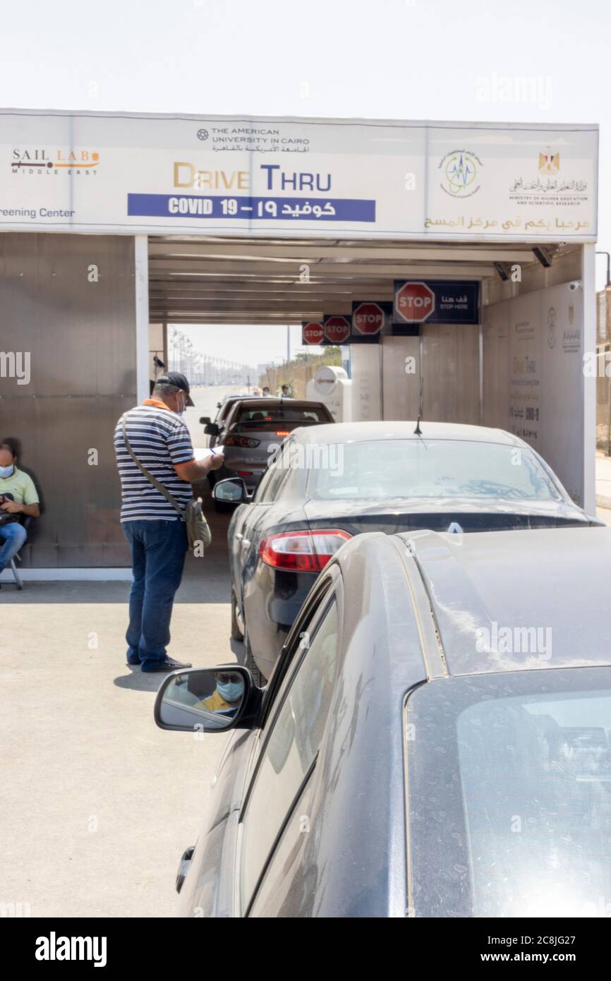 Cairo, Egitto. 25 luglio 2020. Cassiere che prende i soldi dal driver per il test di Covid 19 a drive attraverso l'unità di prime Speed Medical Credit: B.o'Kane/Alamy Live News Foto Stock