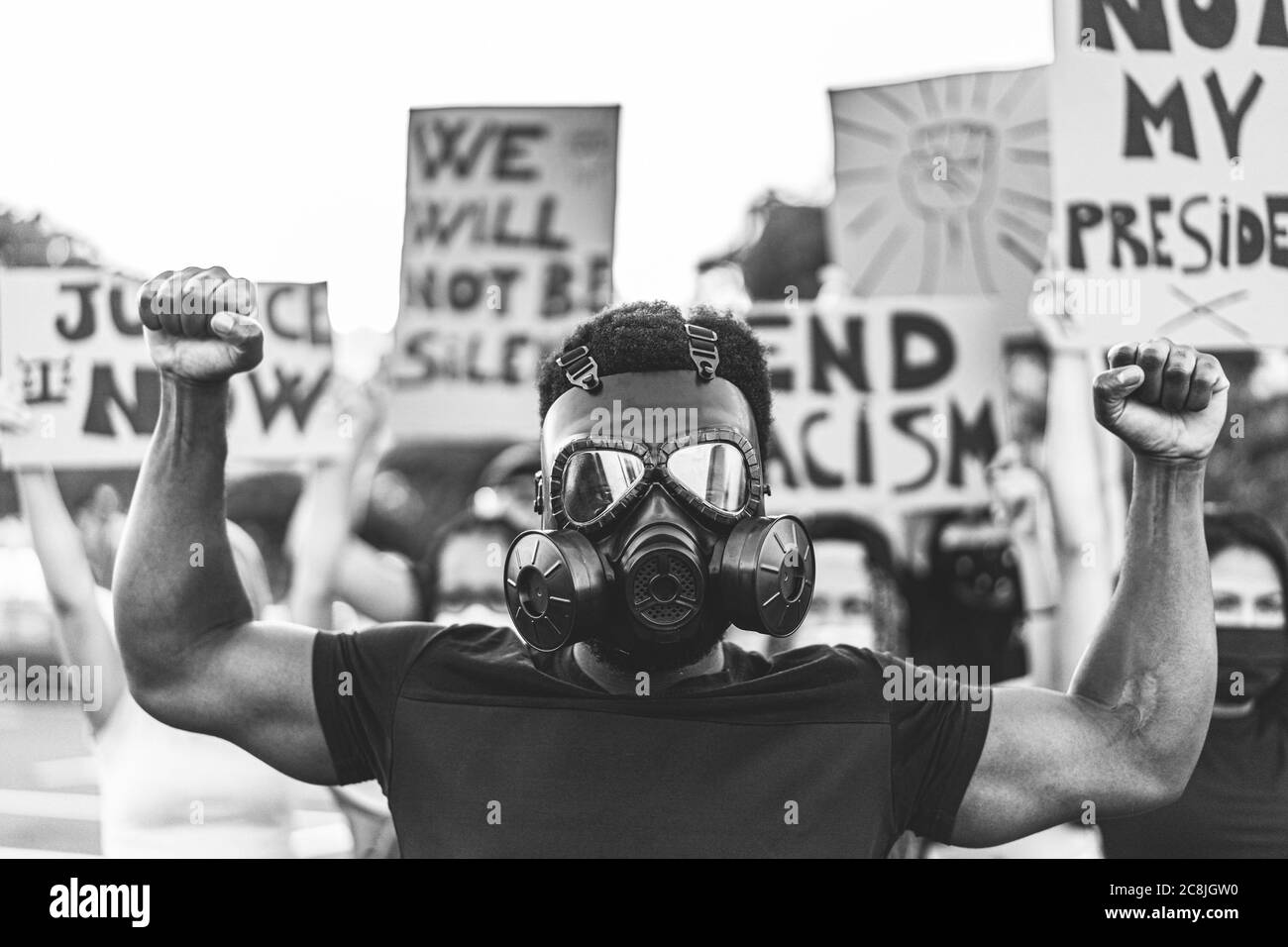Persone di cultura e razze diverse protestano per la strada per gli stessi diritti - dimostranti che indossano maschere viso e gas durante la vita nera, materia fi Foto Stock