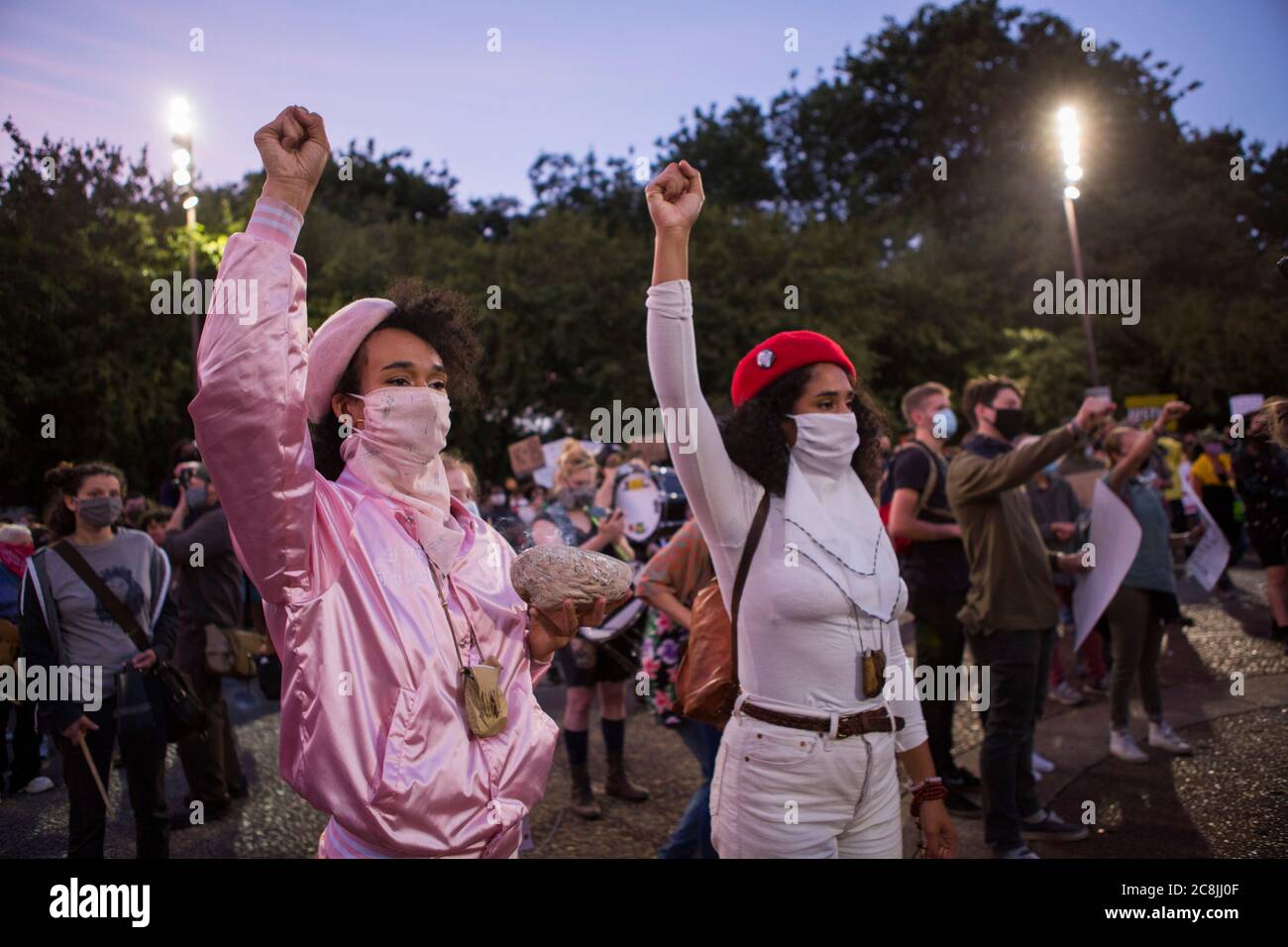 24 luglio 2020, Portland, OREGON, USA: Una donna brucia salvia per smudere la gente Venerdì notte Black Lives Matter marzo. (Rifiutata di dare nomi, ma OK con fotografie).migliaia di Black Lives i sostenitori della materia si sono riuniti a Salmon Street Fountain al Portland Waterfront il venerdì sera. Oggi includeva non solo il Muro delle mamme, ma anche una speciale chiamata a insegnanti contro tiranni, operatori sanitari, avvocati e chef. Diversi oratori hanno rivolto la folla invitandoli a rispondere. Hanno incoraggiato e alzato i loro pugni nella solidarietà. Foto Stock