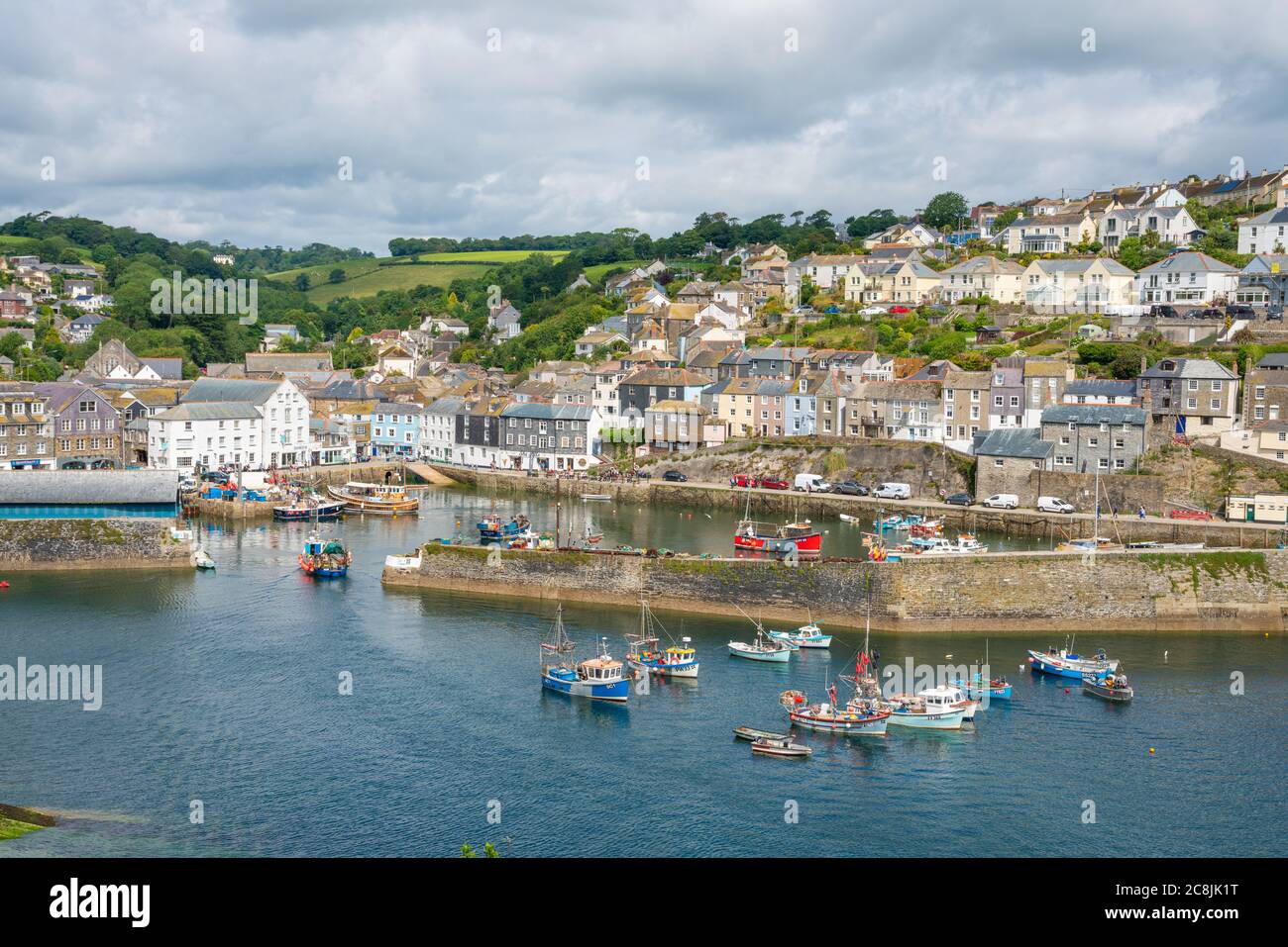 Turisti a Mevagissey Harbour, Cornovaglia, Inghilterra, Regno Unito Foto Stock